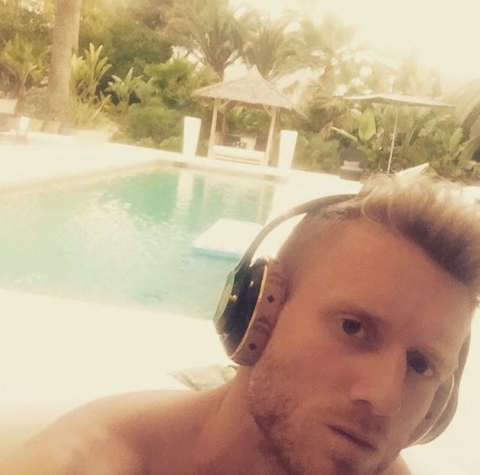 André Schürrle entspannt sich nach dem Pokalgewinn mit dem VfL Wolfsburg bei Musik und Sonne am Pool. André Schürrle entspannt sich nach dem Pokalgewinn mit dem VfL Wolfsburg bei Musik und Sonne am Pool.