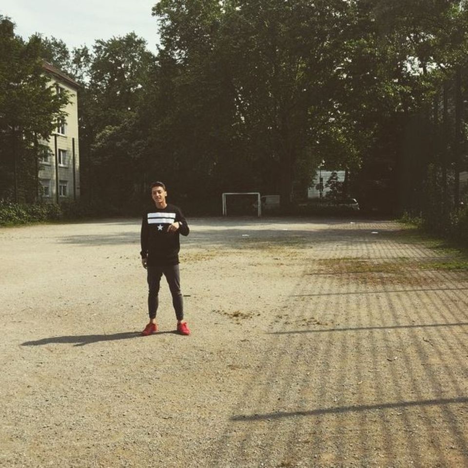 Mesut Özil verbingt seine freien Tage in der Heimat in Gelsenkirchen und besucht den Bolzplatz, wo alles angefangen hat.