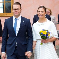 Das Kronprinzessinnenpaar ist tagsüber in Uppsala und nimmt an einer Einbürgerungszeremonie im Schloss teil. Hand in Hand zeigen sich Victoria und Daniel im Schlosshof.