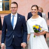 Das Kronprinzessinnenpaar ist tagsüber in Uppsala und nimmt an einer Einbürgerungszeremonie im Schloss teil. Hand in Hand zeigen sich Victoria und Daniel im Schlosshof.