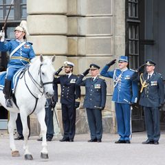 Prinz Carl Philip salutiert bei der Wachablösung im Schlosshof in Stockholm.