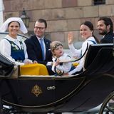Gemeinsam fahren Prinzessin Victoria, Prinz Daniel, Prinzessin Estelle, Sofia Hellqvist und Prinz Carl Philip in der Kutsche.