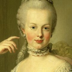 Marie Antoinette: Die französische Königin entwickelte eine ganz spezielle Gesichtsmarke, um ihren zarten Teint zu erhalten. Die Zutaten: zwei Teelöffel Cognac, 40 g Milchpuder, ein Eiweiß und der Saft von einer Zitrone. Neben einem Peelingeffekt wird die Hautregeneration durch die Maske intensiv angeregt und die Poren werden verkleinert.