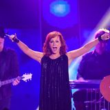 Reba McEntire performt ihren Song "Going Out Like That".