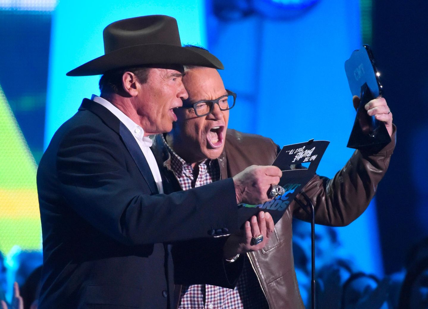 Arnold Schwarzenegger und Tom Arnold überreichen den Preis für das Video des Jahres an Carrie Underwood mit ihrem Song "Something In The Water".