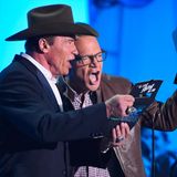 Arnold Schwarzenegger und Tom Arnold überreichen den Preis für das Video des Jahres an Carrie Underwood mit ihrem Song "Something In The Water".