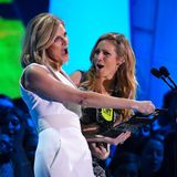 Die Moderatorinnen Erin Andrews und Brittany Snow verkünden Miranda Lambert und Carrie Underwood als Gewinnerinnen der besten Videokollaboration für "Somethin' Bad".
