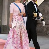 Im blumigen Seidenrock von Temperley London und passendem Oberteil war Prinzessin Mette-Marit neben ihrem Mann Prinz Haakon zu bewundern.