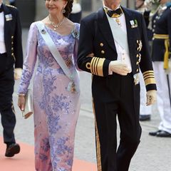 Königin Silvia hatte sich mit dieser prachtvollen Seidenrobe für eine schlanke Silhouette in glitzernden Fliedertönen entschieden.