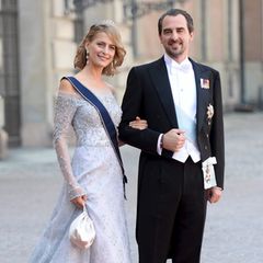 Prinzessin Tatiana von von Griechenland glitzert neben ihrem Mann Prinz Nikolaos in einer schulterfreien, taubengrauen Spitzen-Robe von Celia Kritharioti.