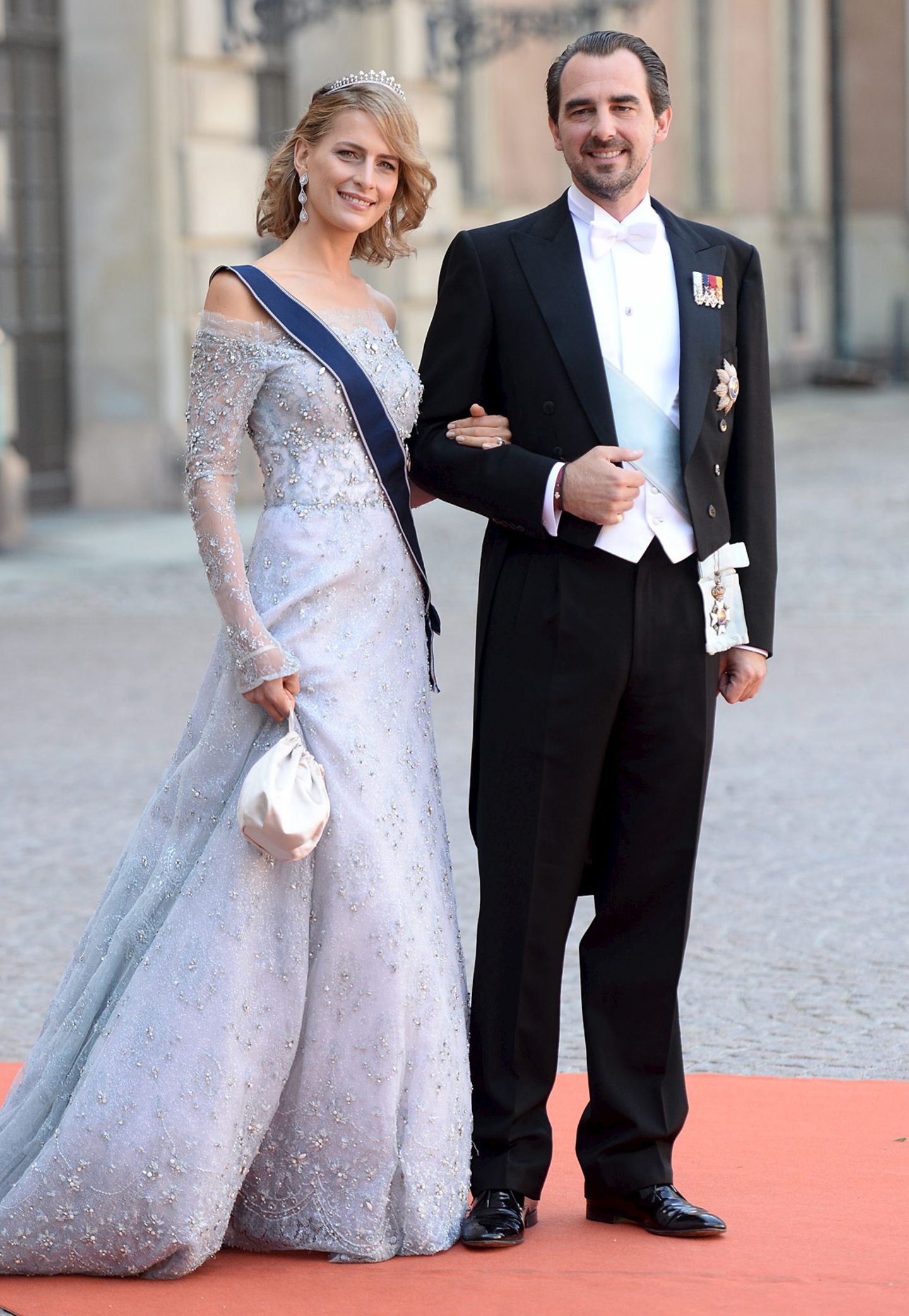 Prinzessin Tatiana von von Griechenland glitzert neben ihrem Mann Prinz Nikolaos in einer schulterfreien, taubengrauen Spitzen-Robe von Celia Kritharioti.