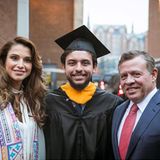 22. Mai 2016  Königin Rania postet stolz ein Foto, das sie und ihren Mann König Abdullah neben ihrem ältesten Sohn zeigt. Prinz Hussein hat gerade seinen Abschluss an der Georgetown Universität in Washington, D. C., gemacht.
