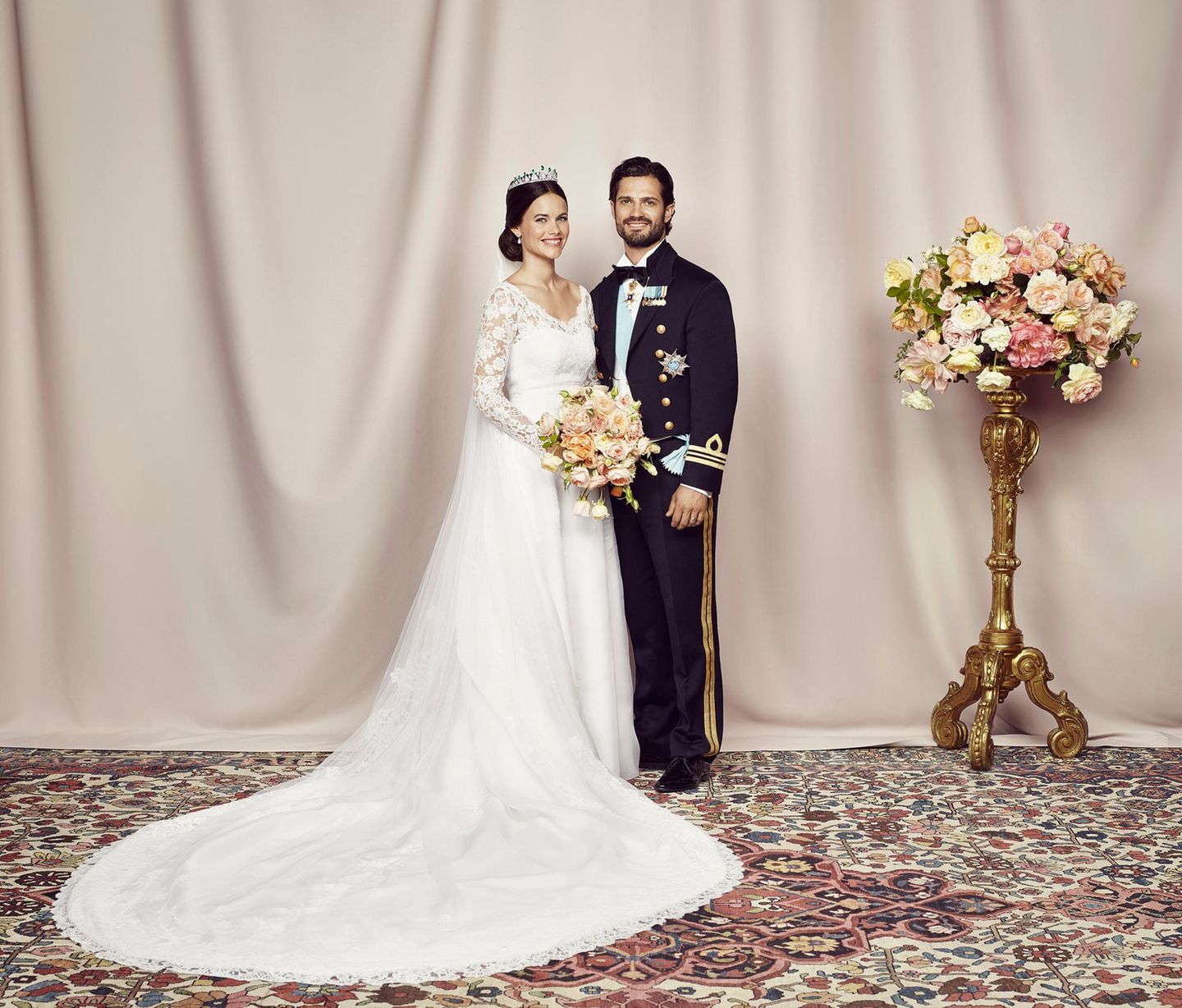 Am Tag nach der Hochzeit veröffentlicht der schwedische Palast das offizielle Hochzeitsfoto von Prinzessin Sofia und Prinz Carl Philip.