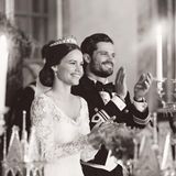 "Wir sind tief berührt von all der Liebe und Wertschätzung, die wir an unserem Hochzeitstag erleben durften", lassen Prinzessin Sofia und Prinz Carl Philip am Tag nach der Hochzeit mitteilen. "Das Glück und die Freude, die Ihr uns gezeigt habt, bedeutet uns viel. Es ist eine wunderschöne Erinnerung, die wir für immer bei uns tragen werden."