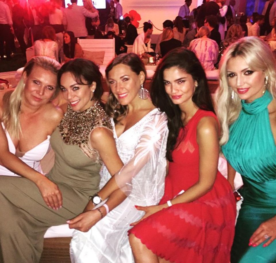 Lilly Becker amüsiert sich mit Magdalena Brzeska, Simone Ballack, Shermine Shahrivar und Rosanna Davison und postet davon ein Foto bei Instagram.