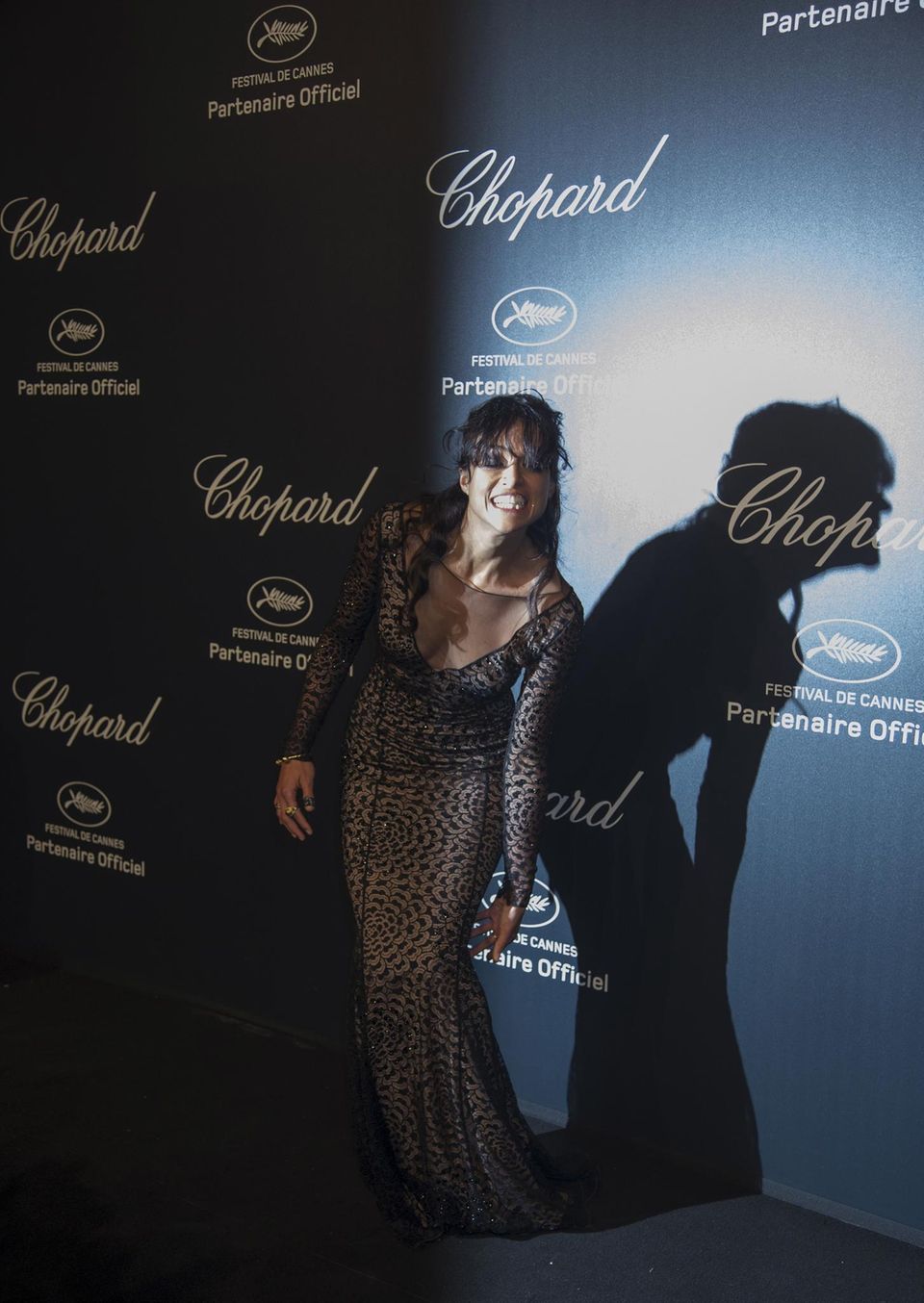 Cheeeeese! Michelle Rodriguez kann vor lauter Haaren im Gesicht kaum etwas sehen, aber schenkt den Fotografen trotzdem ein Grinsen. Cheeeeese! Michelle Rodriguez kann vor lauter Haaren im Gesicht kaum etwas sehen, aber schenkt den Fotografen trotzdem ein Grinsen.