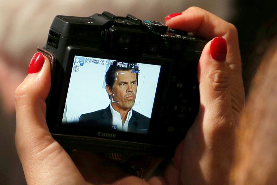 Dieser Fotograf nimmt Josh Brolin bei der Pressekonferenz zu "Sicario" genau ins Visier.
