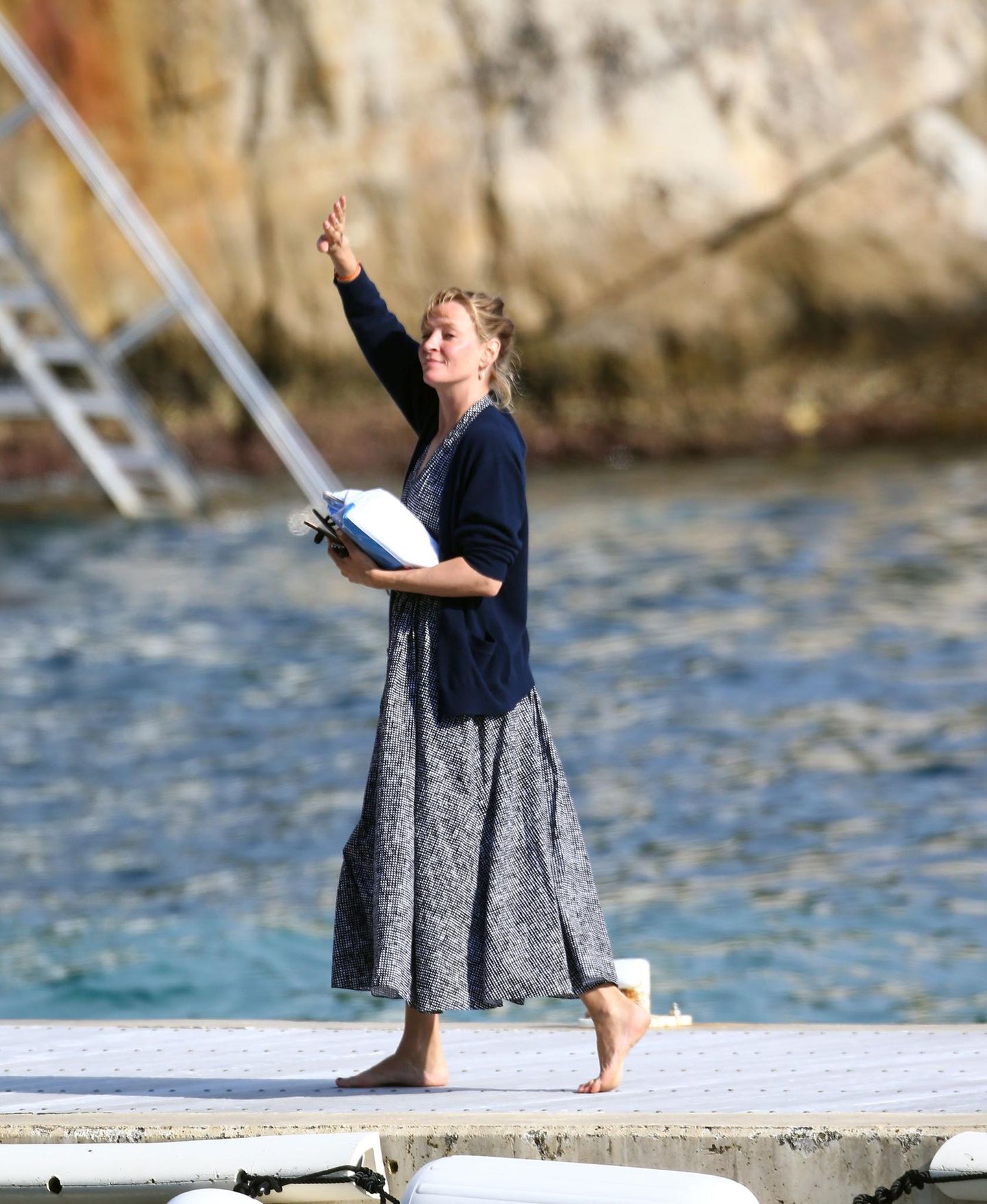 Uma Thurman bewegt sich in Cannes am liebsten barfuß vorwärts.