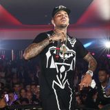Chris Brown unterhält die Anwesenden in einem VIP-Raum.