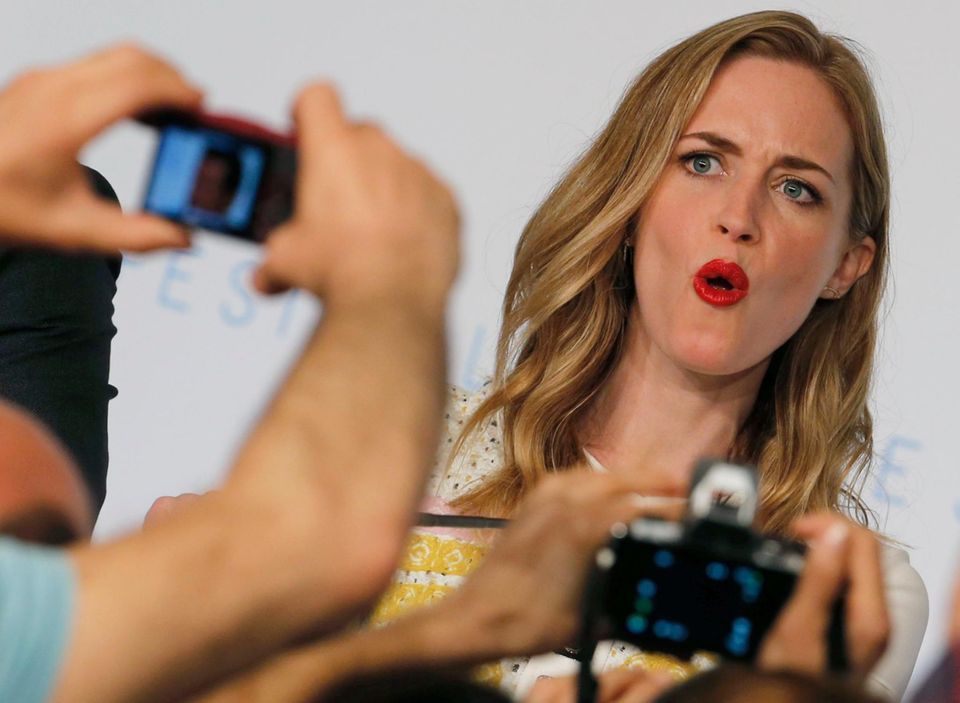Emily Blunt zieht Grimassen für die Reporter. Emily Blunt zieht Grimassen für die Reporter.