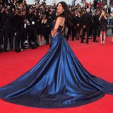 Schauspielerin Mallika Sherawat scheint sich auf dem roten Teppich sehr wohl zu fühlen und zieht alle Blicke auf sich.