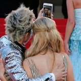 Paris Hilton und ihr Gast schießen auf dem roten Teppich ein Erinnerungsfoto. Das gehört in Cannes dazu.