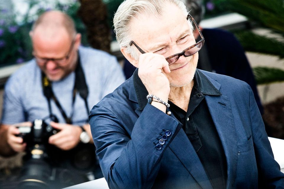 Harvey Keitel will sich die Fotografenmeute näher ansehen. Harvey Keitel will sich die Fotografenmeute näher ansehen.