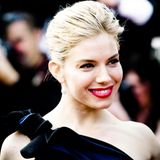 Sienna Miller sitzt in diesem Jahr mit den Schauspielerinnen Rossy de Palma und Sophie Marceau, dem Schauspieler Jake Gyllenhaal, den Regisseuren Guillermo del Toro und Xavier Dolan sowie Autorin Rokia Traoré in der Wettbewerbsjury. Vorsitzende sind Ethan und Joel Coen.