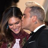 Robie Williams küsst zärtlich seine Liebste Ayda Field.