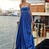 Das polnische Model Anja Rubik post auf eienr Yacht für die Fotografen.