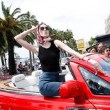 Anna Cleveland fährt stilecht mit dem Cabrio vor.