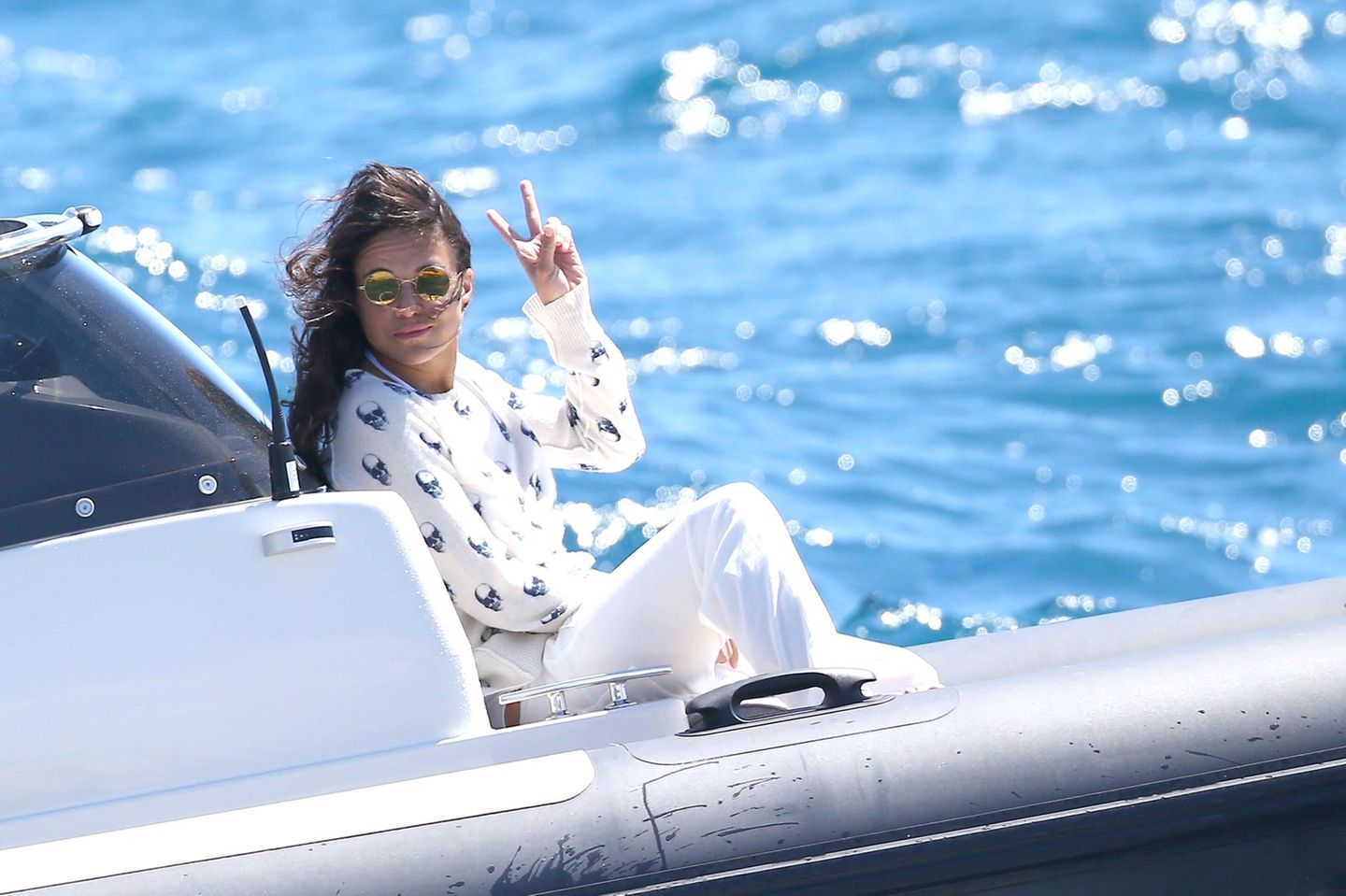 Für Michelle Rodriguez geht es auf dem Boot an der Croisette entlang.