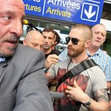 Schauspieler Tom Hardy kämpft sich am Flughafen durch die Massen und gibt noch schnell ein paar Autogramme.
