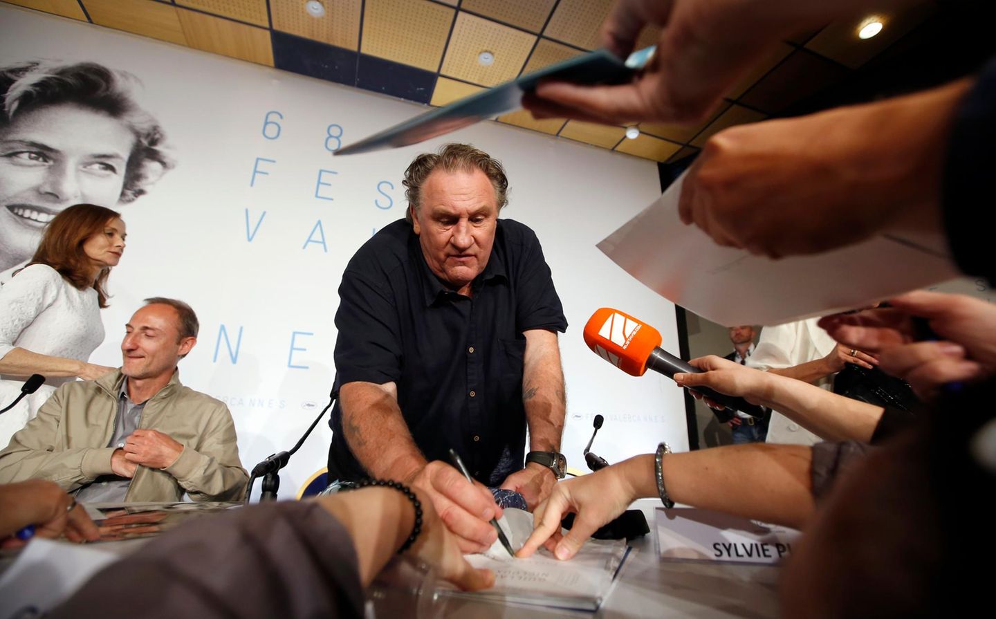 Gérard Depardieu gibt bei der Pressekonferenz von "Valley of Love" brav Autogramme.