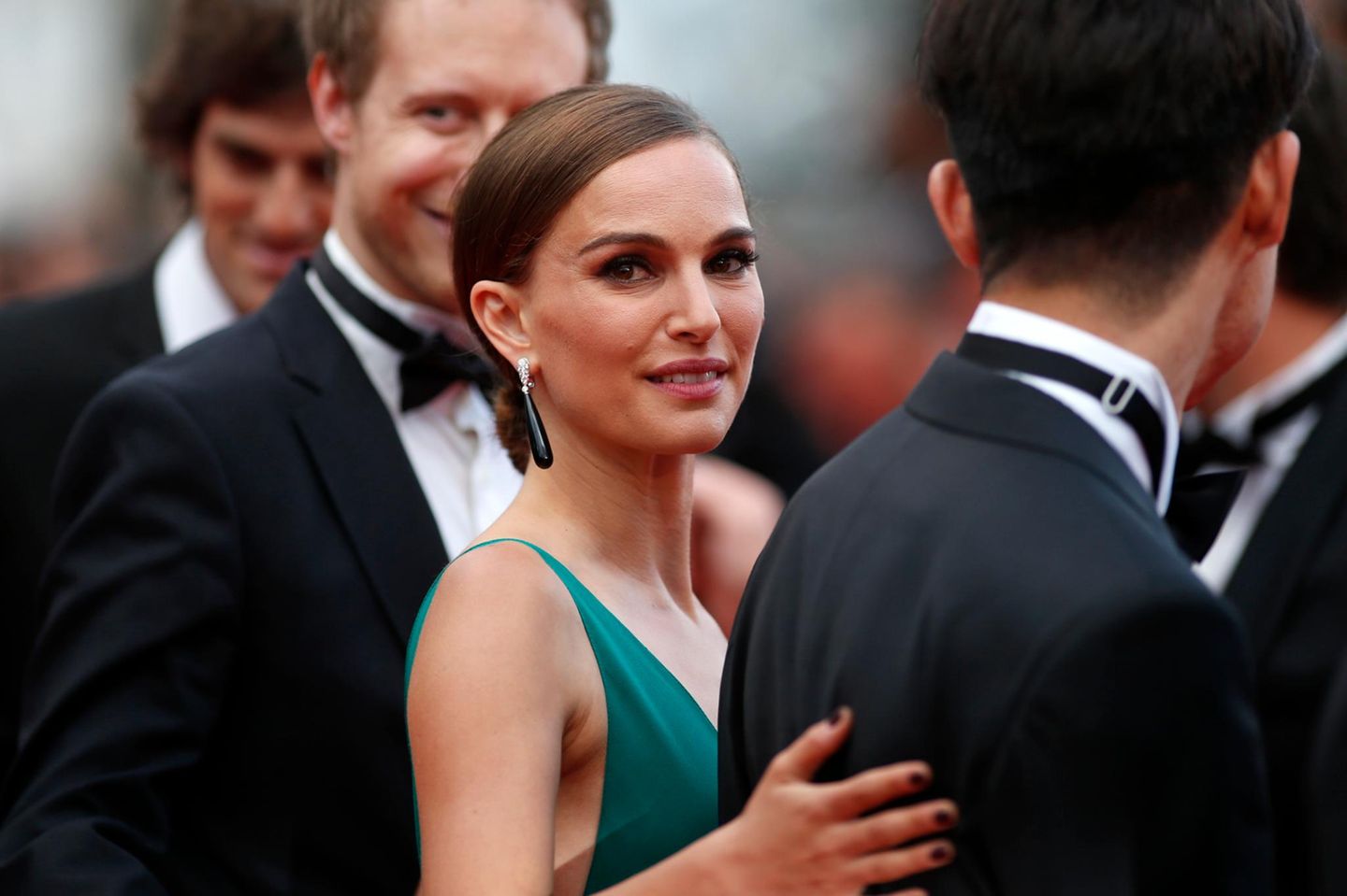 Natalie Portman sticht zwischen den ganzen Anzugträgern gleich ins Auge.