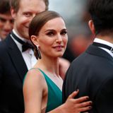 Natalie Portman sticht zwischen den ganzen Anzugträgern gleich ins Auge.