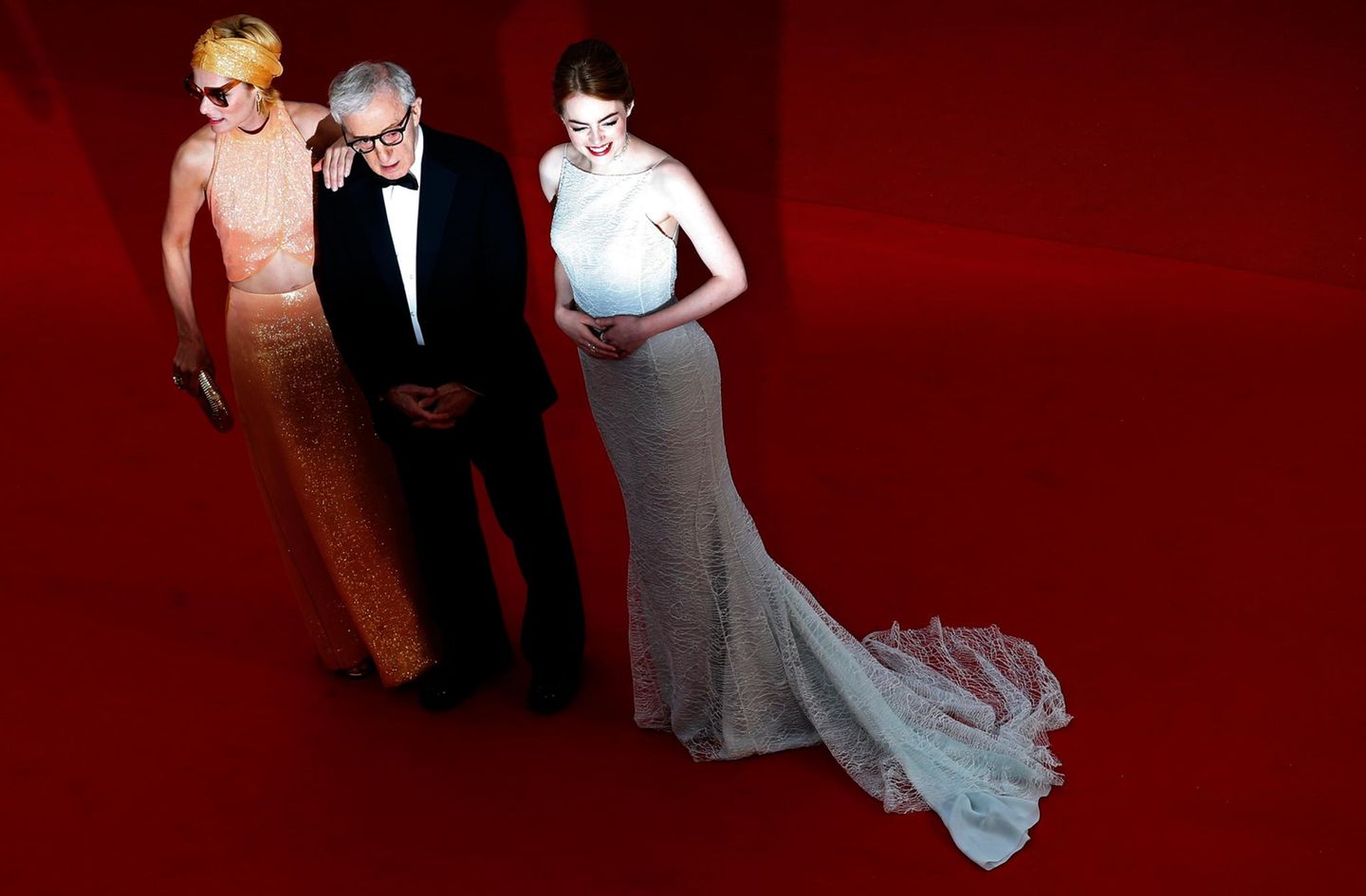 Regisseur Woody Allen wird von Parker Posey und Emma Stone flankiert.