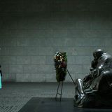 2004  Ein Moment der Stille in Gedenken an gefallene Soldaten: Queen Elizabeth besucht das "Neue Wache"-Anti-Kriegsdenkmal der Künstlerin Käthe Kollwitz.