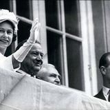 1965  Gemeinsam mit Ministerpräsident Alfons Goppel winken sie dem begeisterten Volk vom Rathausbalkon zu.