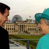 2004  Auch Berlin steht wieder auf der Liste der zu besuchenden Städte. Hier trifft sie Bundeskanzler Gerhard Schröder zum Gespräch.