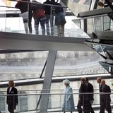 2000  Zusammen mit dem regulären Publikumsverkehr besichtigt die Königin die Glaskuppel des Reichstagsgebäudes.