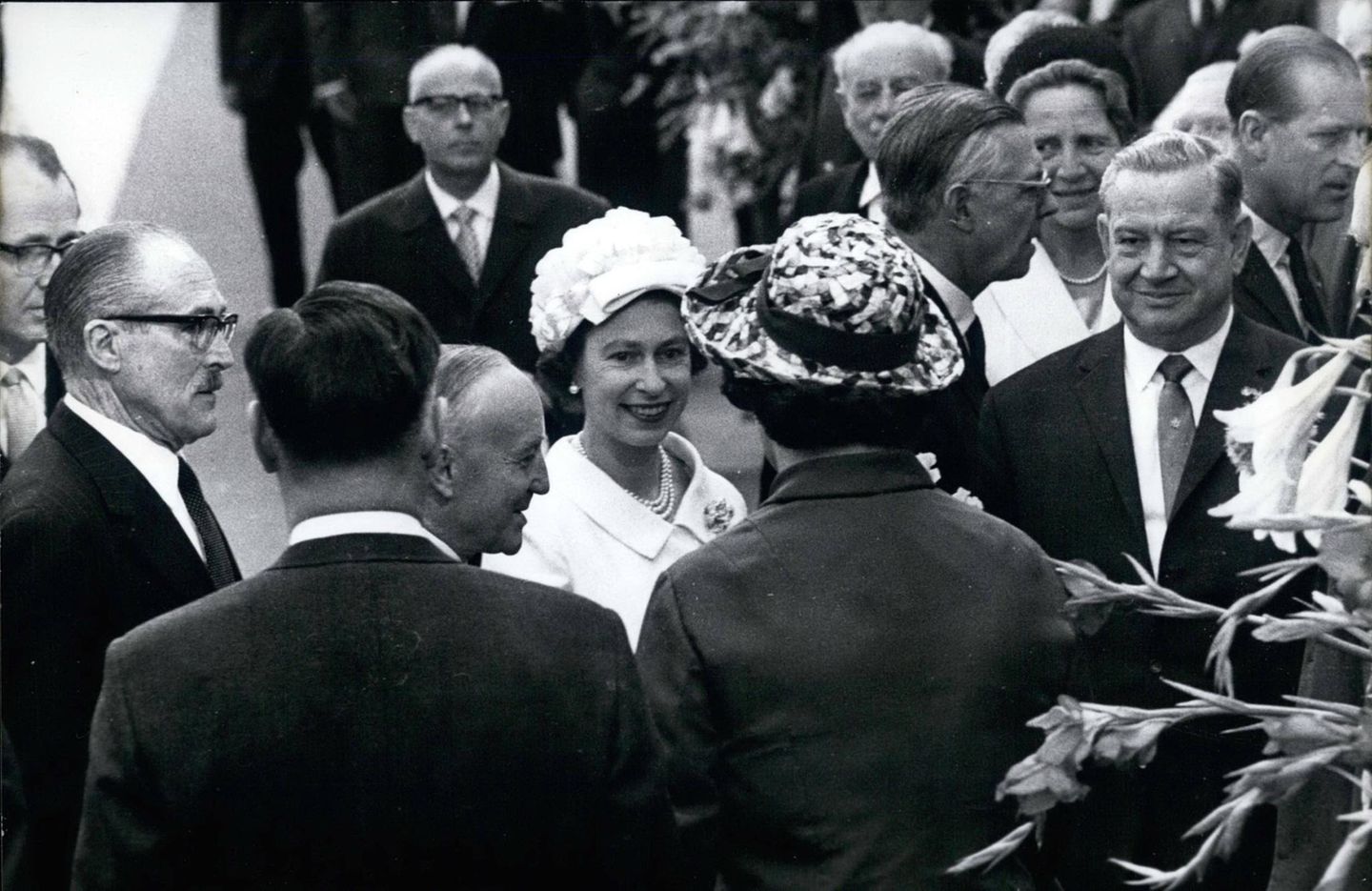 1965  1965 besucht die zum ersten Mal die Bundesrepublik, gemeinsam mit Prinz Philip startet sie ihren 10-tägigen Aufenthalt in München.