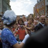 1978  Die Menschen lieben die Königin, schenken ihr Blumen und fotografieren sie.