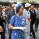 1978  Die volksnahe Elizabeth schlendert durch die Menschenmenge.
