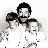 Zac Efron schriebt zu seinem Vatertagsposting: "Happy Father's Day to the best dad in the world. My hero. My inspiration. The man who taught me that anything and everything is possible. Love you, dad. And I'm jealous of your mustache."