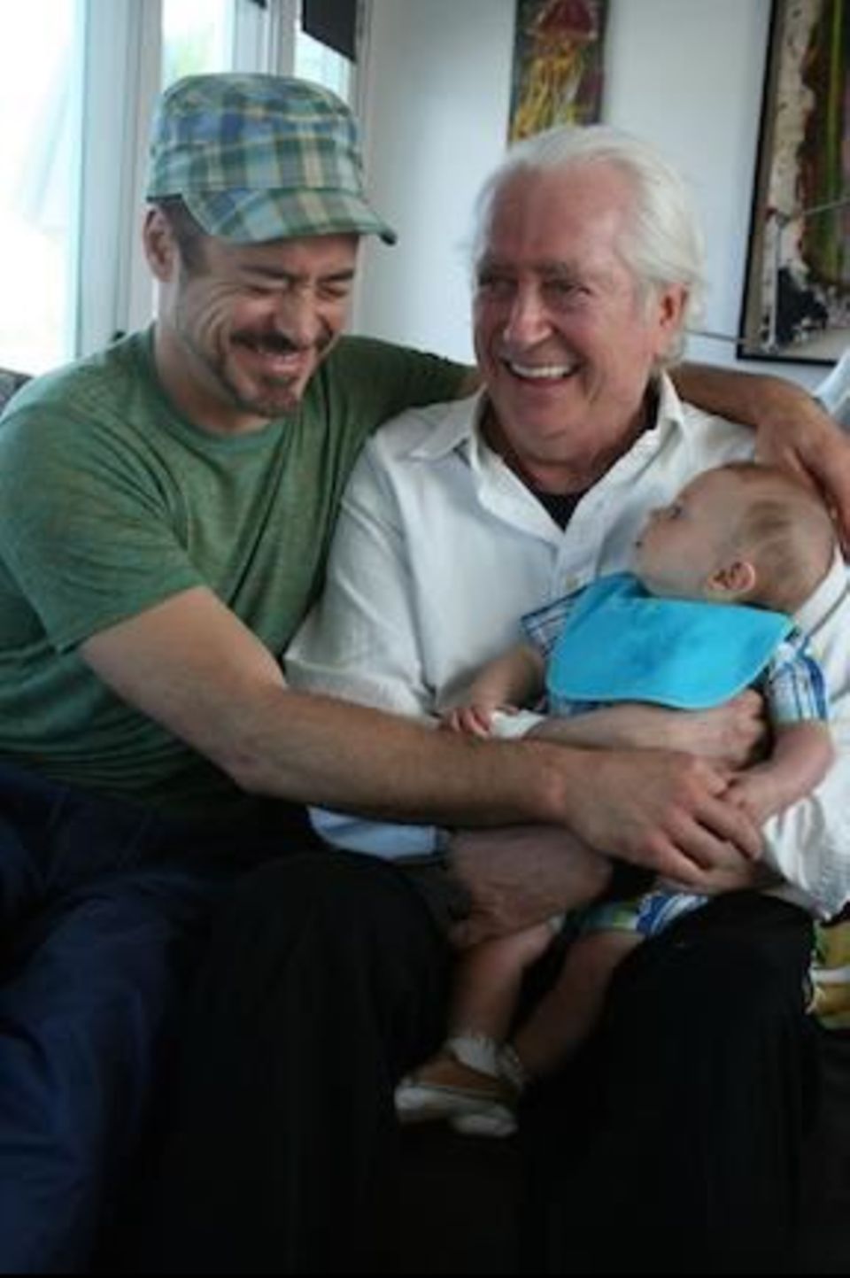Robert Downey Jr. postet ein hübsches Generationenfoto von sich, seinem Vater und seinem Sohn. Robert Downey Jr. postet ein hübsches Generationenfoto von sich, seinem Vater und seinem Sohn.