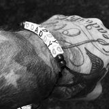 David Beckham freut sich über ein Armband zum Vatertag.