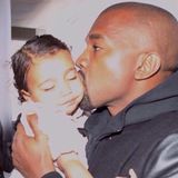 Kim Kardashian belobhudelt natürlich auch ihren Ehemann Kanye West: "Ich habe so viel Glück, mit einem Mann verheiratet zu sein, der seine Tochter so liebt. Eure Verbindung ist unersetzbar! Danke, dass du so ein guter Vater bist! Wir lieben und schätzen dich so sehr! Wir sind gesegnet, dich zu haben!"