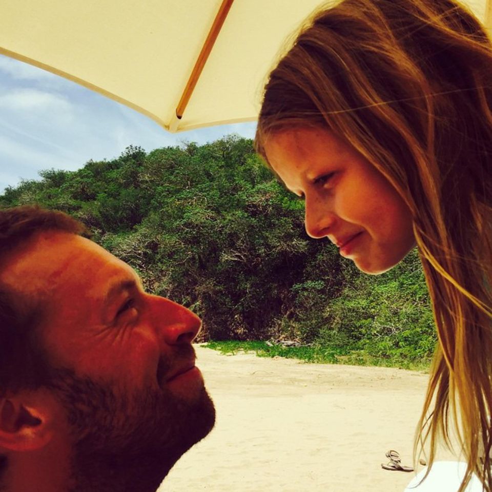 Auch an den Vater ihrer Kinder denkt Gwyneth Paltrow. Sie teilt dieses süße Bild von Chris Martin und Tochter Apple.