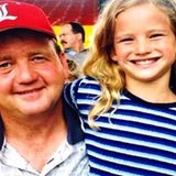 Jennifer Lawrence zeigt bei Instagram ein Foto mit ihrem Papa aus Kindertagen.